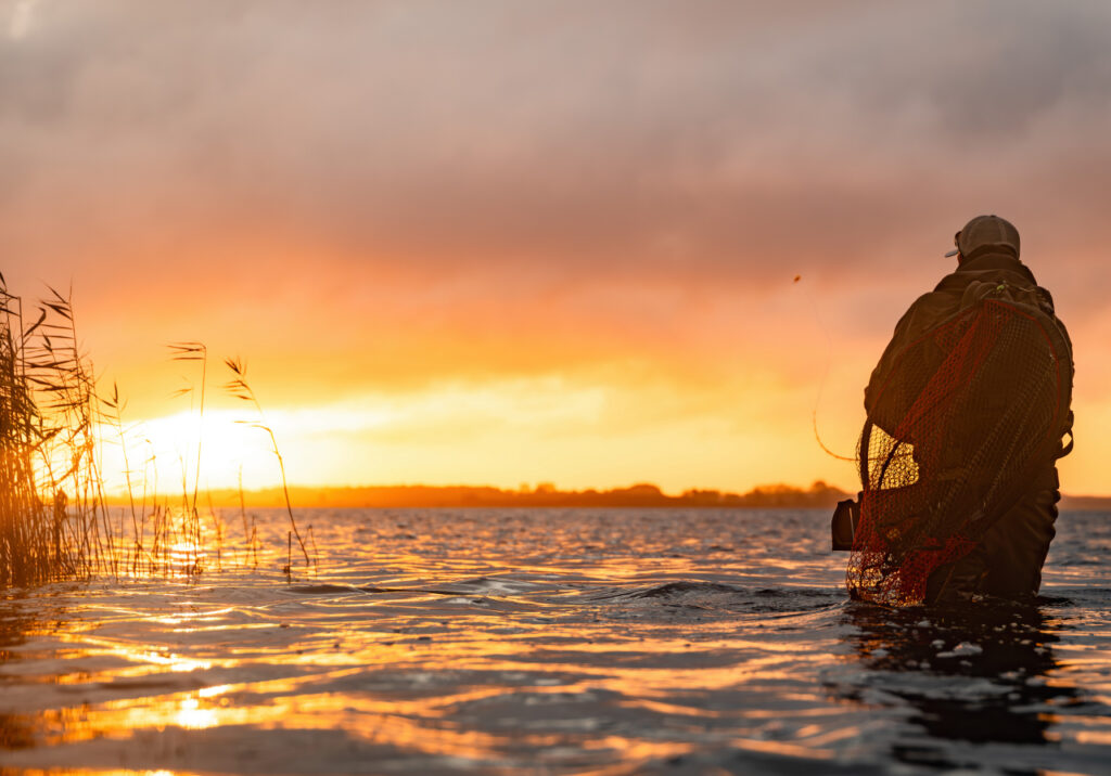 Pêche mouche couché de soleil lac