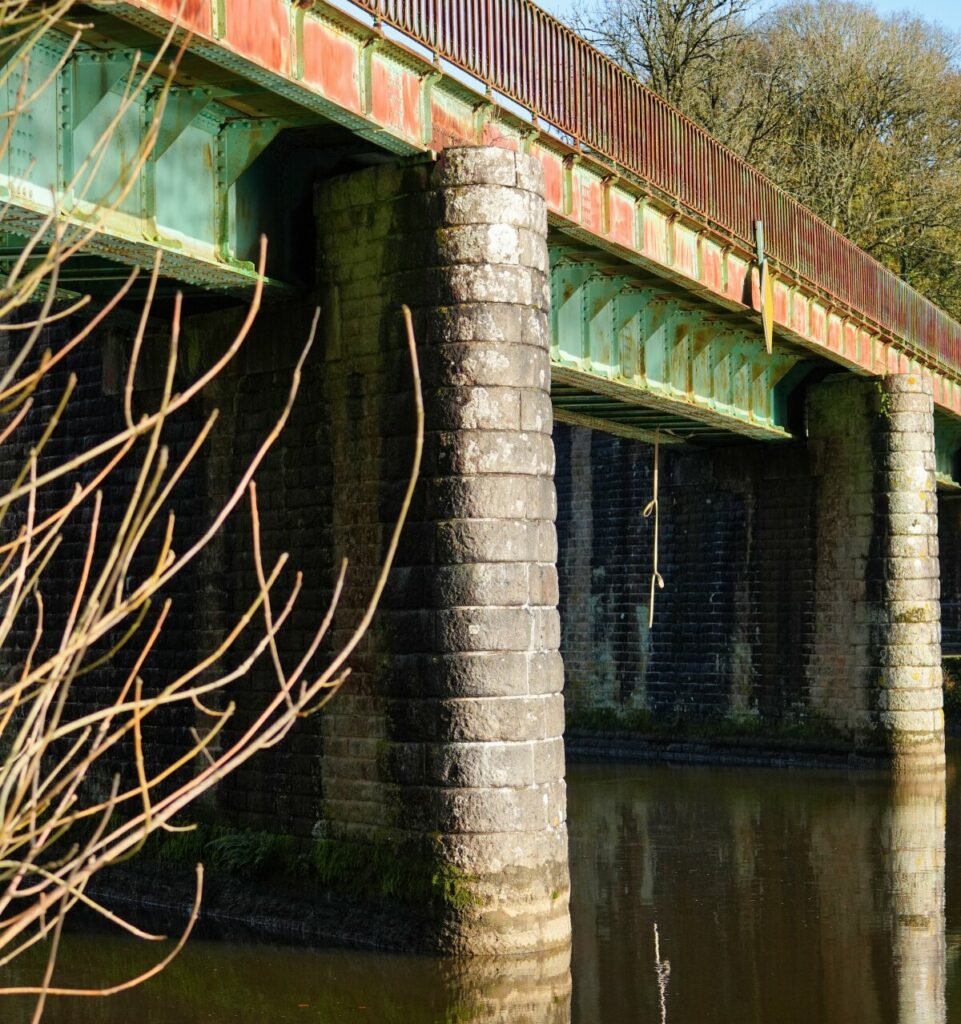 Pont rivière métal voie de chemin de fer
